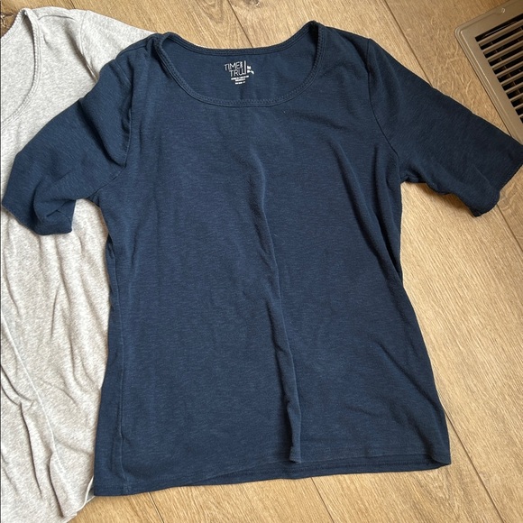 Medium time and tru bundle - Floral and Solid tees - Picture 5 of 6